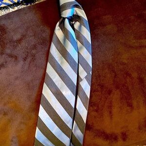 Designer tie Ike Behar New York. This is a very nice tie with quality material.